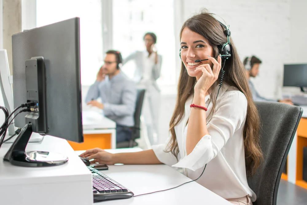 profissional-de-telemarketing-sorridente profissional-de-telemarketing-sorridente